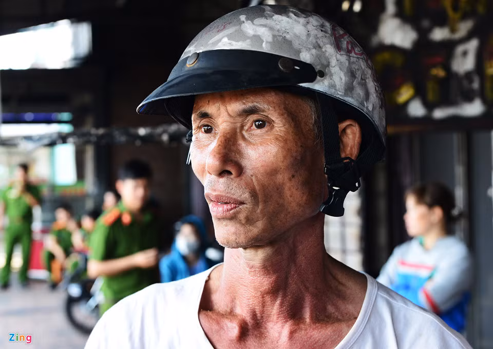 Ông Sút cho hay gia đình có 9 người đang ngủ, lửa lan tới rất nhanh, mọi người hô hoán chạy thục mạng ra phía trước thoát thân. "Ơn trời, cả nhà không ai bị gì nặng ngoài xây xát một số chỗ. Tổng thiệt hại cả nhà, cửa hàng và đồ đạc ước tính khoảng 1 tỷ đồng", người này cho hay.