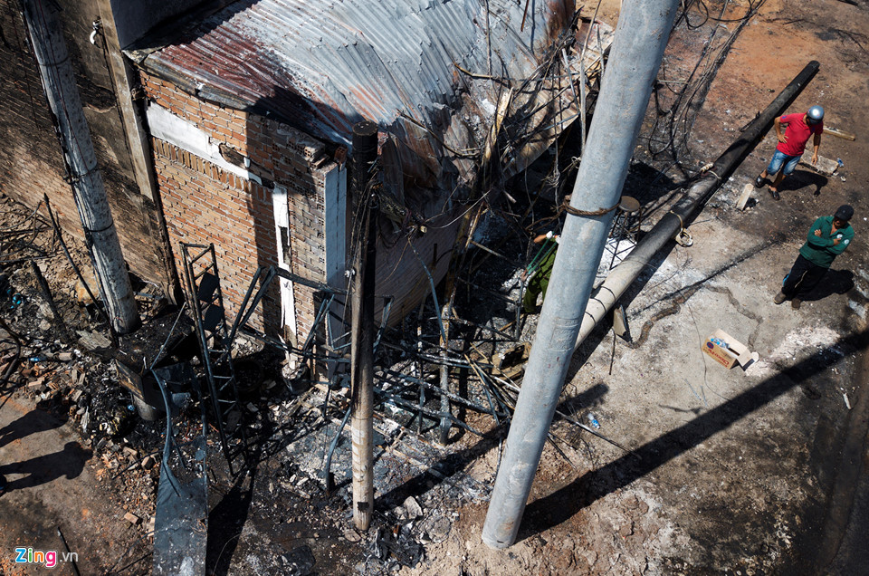 Căn nhà bên cạnh, nơi hai người thuê trọ chạy ra ngoài bị lửa thiêu chết tại chỗ. Cột điện trước nhà bị tông đổ, đến trưa cùng ngày đã được dựng cột mới.