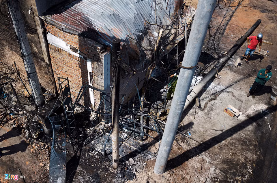 Căn nhà bên cạnh, nơi hai người thuê trọ chạy ra ngoài bị lửa thiêu chết tại chỗ. Cột điện trước nhà bị tông đổ, đến trưa cùng ngày đã được dựng cột mới.