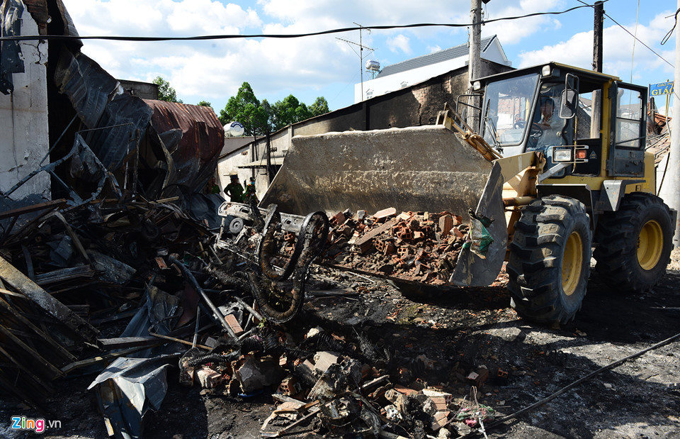 Hiện trường vụ cháy đang được thu dọn. Các nạn nhân thiệt mạng gồm: Nguyễn Thị Cẩm Tú (36 tuổi), Lê Ngọc Kim Ngân (6 tuổi, con chị Tú), Lê Hoàng Anh (15 tuổi, con chị Tú), Nguyễn Thị Thắm (36 tuổi, bạn chị Tú), Võ Hồng Anh (6 tuổi, con ông Võ Hồng Đổng) và Nguyễn Tùng Chinh (18 tuổi, cậu của Võ Hồng Anh). Hai nạn nhân bị thương: Thạch Văn Phong (tài xế xe bồn, quê Trà Vinh) và Bùi Thanh Vĩnh (lái xe ba gác, 43 tuổi, ngụ huyện Chơn Thành).