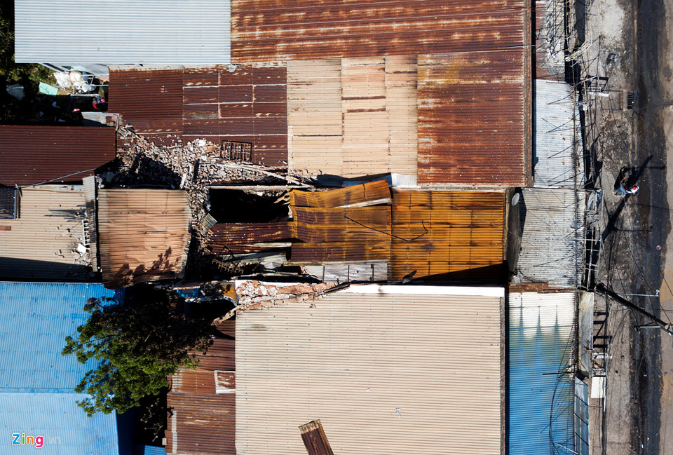 Căn nhà của anh Trương Văn Sơn bị cháy lan sâu nhất, những bức tường phía sau đổ sập, ngổn ngang gạch trên mái tôn.