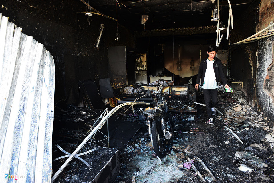 Tiệm cho thuê áo cưới của chị Trương Thị Thu Hà bị cháy hoàn toàn do có nhiều vật liệu dễ bắt lửa. Một chiếc xe máy của chị mới mua cũng bị cháy trơ khung.