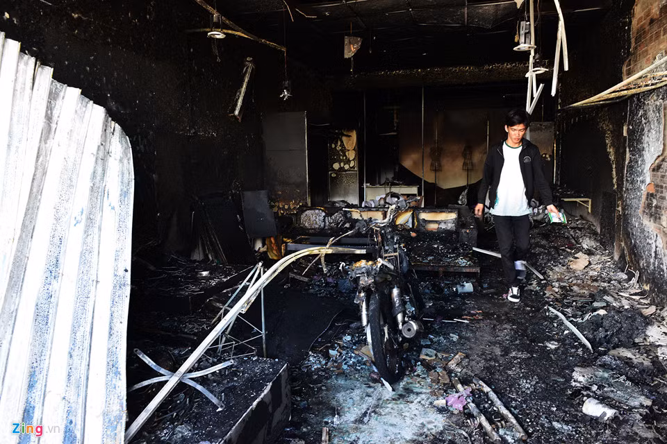 Tiệm cho thuê áo cưới của chị Trương Thị Thu Hà bị cháy hoàn toàn do có nhiều vật liệu dễ bắt lửa. Một chiếc xe máy của chị mới mua cũng bị cháy trơ khung.