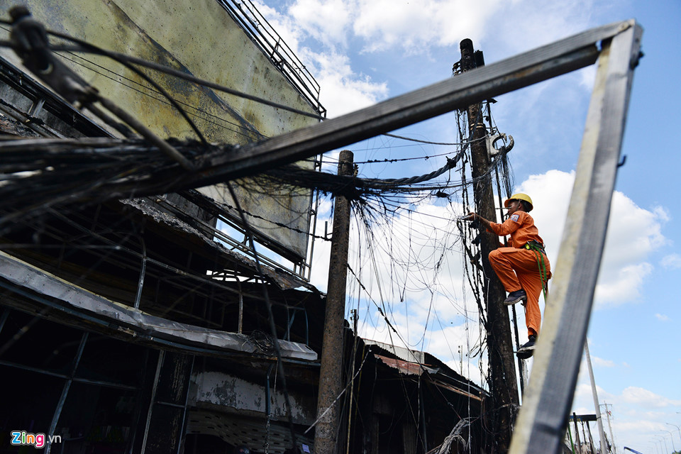 Lực lương chức năng khám nghiệm hiện trường, các công nhân điện lực, viễn thông tháo dỡ dây bị cháy và tiến hành lắp mới các tụ điện, dây để mở dòng trở lại.