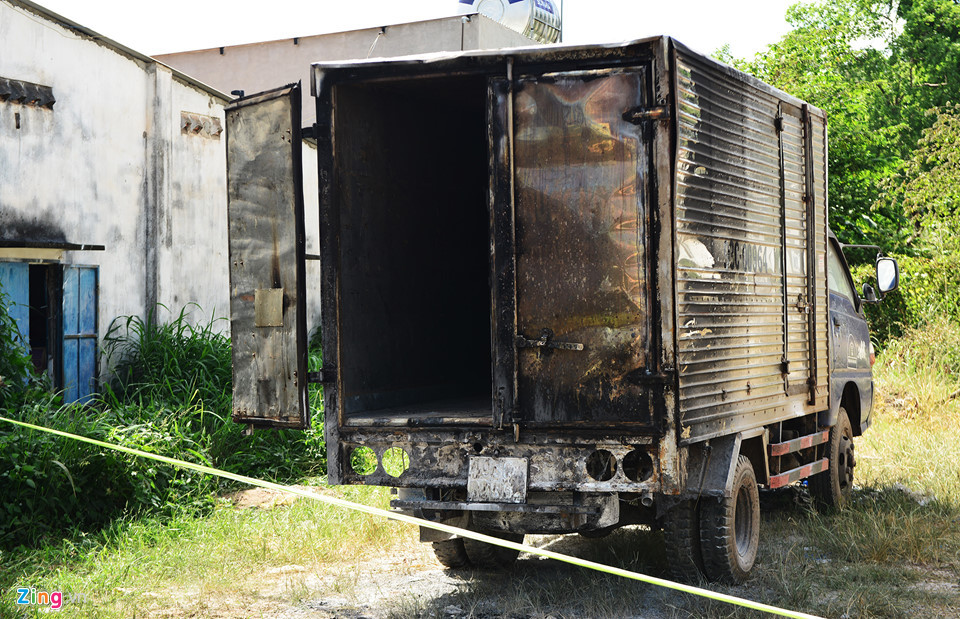 Chiếc xe tải đậu gần khu vực cháy được di chuyển kịp thời nên chỉ bị cháy phía sau.