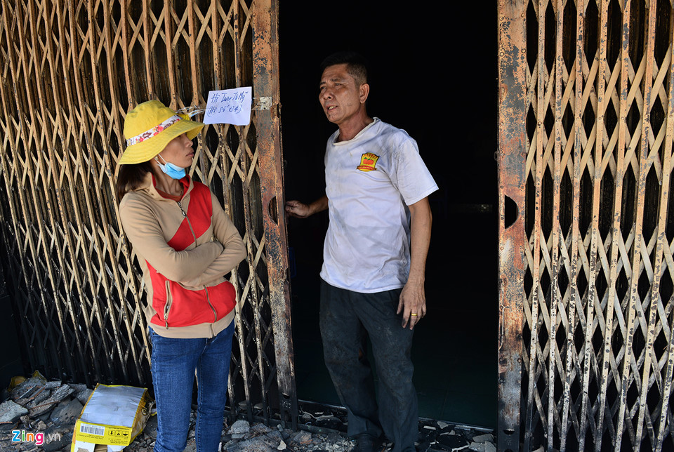 Ông Nguyễn Văn Thanh vẫn chưa hết bàng hoàng khi nhà chỉ cách xe bồn lật chưa đến 10 m. "Đang ngủ thì nghe tiếng nổ lớn, dây điện cháy khét lẹt, chạy ra thì thấy lửa đang ập vào trước cửa không thể đi tiếp, tôi lập tức đưa vợ con chạy thoát ra cửa sau và quay lại lấy giấy tờ", ông này cho hay.