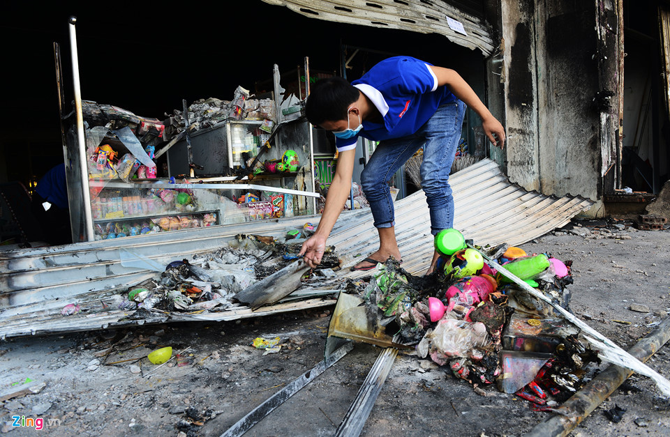 Sau hỏa hoạn, một số gia đình bắt đầu dọn dẹp đồ đạc, hàng hóa bị cháy.