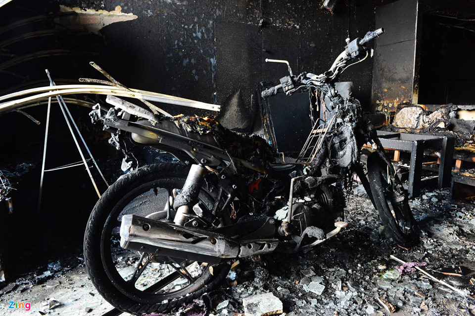 Hàng chục xe máy bên trong các căn nhà bị lửa lan vào thiêu rụi.