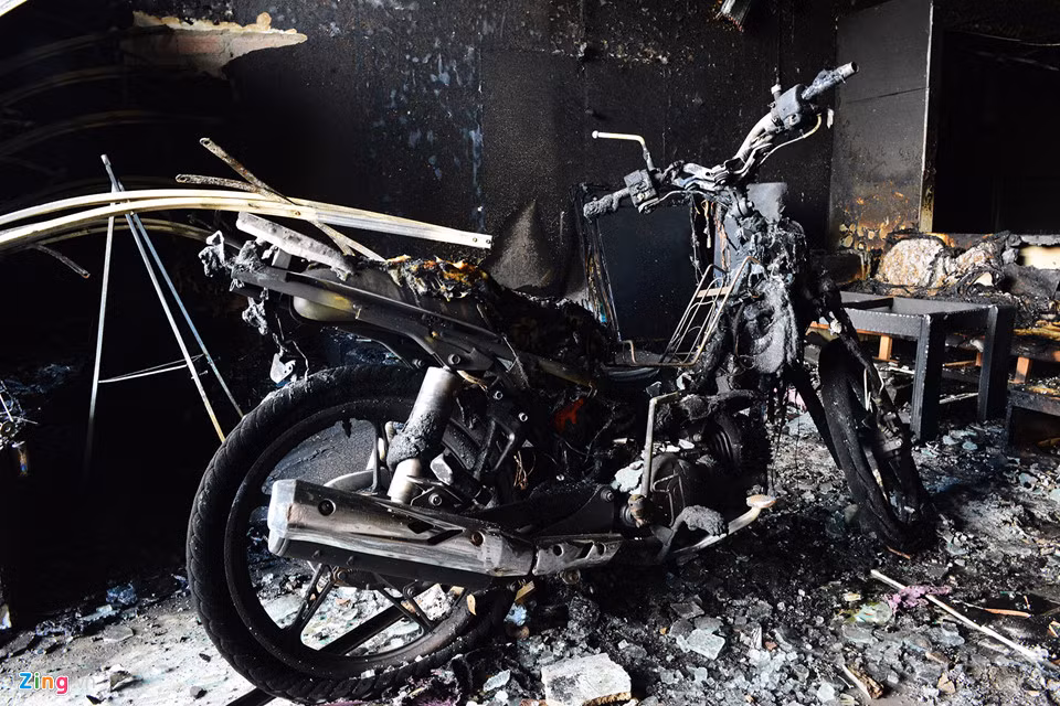 Hàng chục xe máy bên trong các căn nhà bị lửa lan vào thiêu rụi.