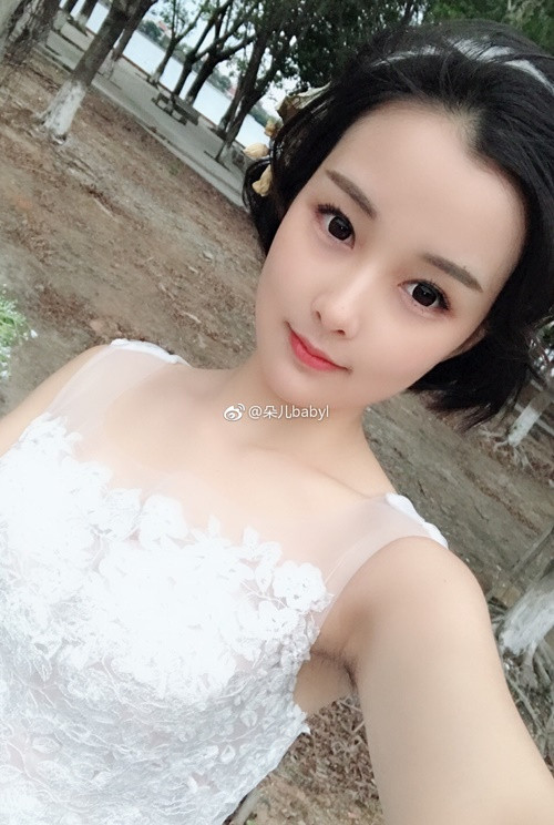 Tuy nhiên, cũng chính từ việc nổi tiếng trong chớp nhoáng của mình, Đóa Nhi cũng vướng vào không ít thị phi. Mới đây nhất, rất nhiều chàng trai đã phải tá hỏa, choáng váng khi xem bức ảnh Đóa Nhi "tự sướng", tay trái cầm máy ảnh ở góc cao và để lộ phần lông nách rất rõ ràng.