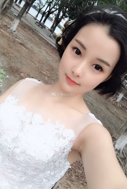 Tuy nhiên, cũng chính từ việc nổi tiếng trong chớp nhoáng của mình, Đóa Nhi cũng vướng vào không ít thị phi. Mới đây nhất, rất nhiều chàng trai đã phải tá hỏa, choáng váng khi xem bức ảnh Đóa Nhi "tự sướng", tay trái cầm máy ảnh ở góc cao và để lộ phần lông nách rất rõ ràng.