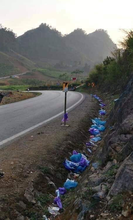 Nickname H.P bình luận: "Chẳng hiểu sao có thể vô tư quăng rác ra đường như vậy luôn. Đi 1 đoàn thì người nọ nhắc người kia chứ. Hay là thấy người ta quăng được thì nghĩ mình cũng quăng được luôn".