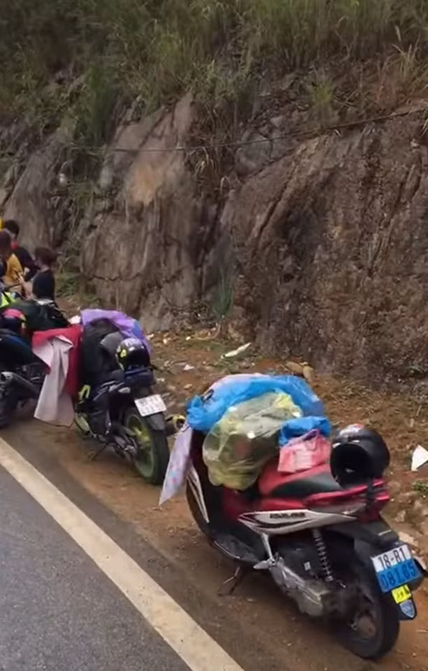 Sau khi để lại toàn bộ số áo mưa ở vệ đường, đoàn người rời đi, ven một đoạn đường đèo dài đã tràn ngập trong rác trông vô cùng phản cảm.
