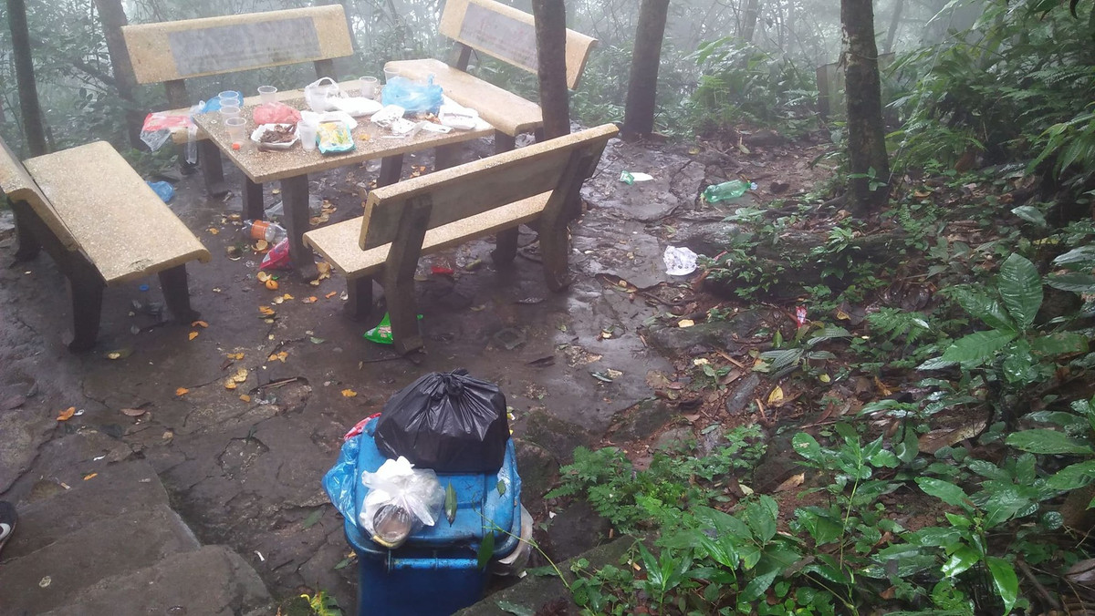 Tuy nhiên, sự việc các dân phượt để lại rác sau mỗi chuyến đi không có phần thuyên giảm mà còn có hiện tượng gia tăng.