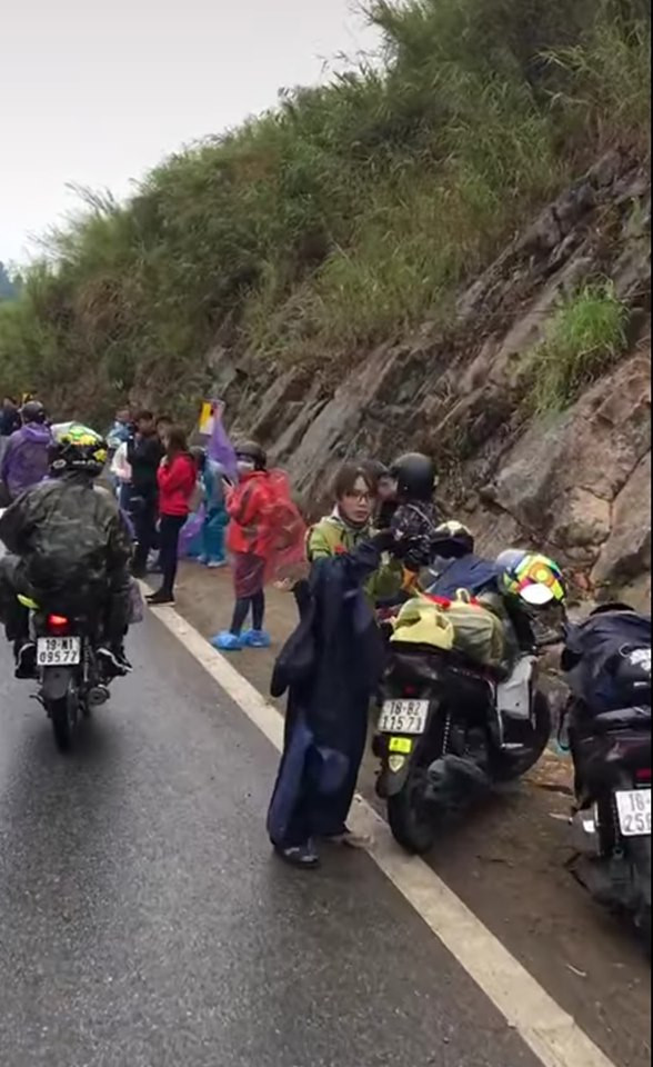 Hình ảnh không mấy đẹp mặt của một đoàn phượt thủ được chia sẻ trên một fanpage đã khiến dân mạng không khỏi ngán ngẩm. Nhóm bạn trẻ với trang bị quần áo và giáp bảo hộ rất kĩ càng, cẩn thận dừng lại bên đường để cởi bỏ áo mưa nhưng đã để lại tất cả ở vệ đường.