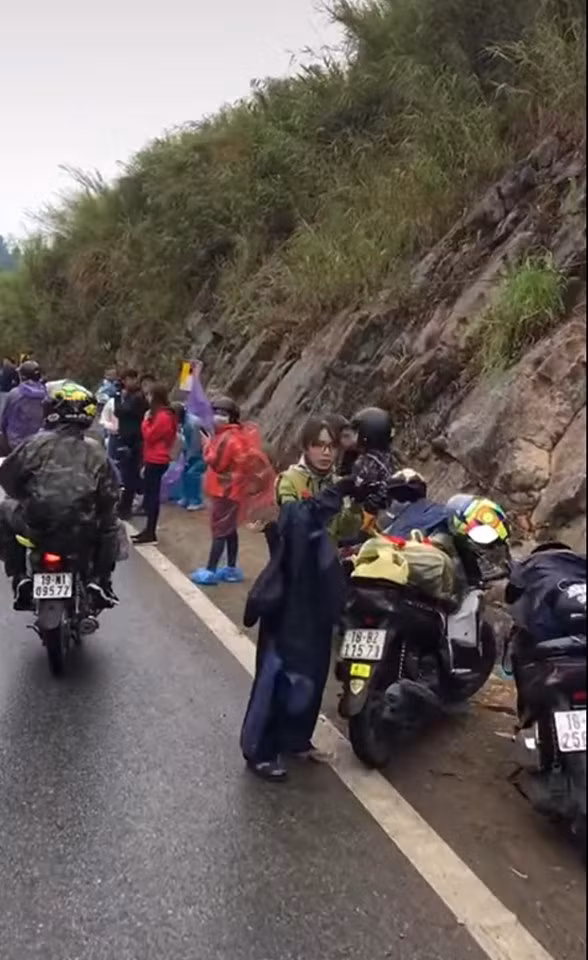 Hình ảnh không mấy đẹp mặt của một đoàn phượt thủ được chia sẻ trên một fanpage đã khiến dân mạng không khỏi ngán ngẩm. Nhóm bạn trẻ với trang bị quần áo và giáp bảo hộ rất kĩ càng, cẩn thận dừng lại bên đường để cởi bỏ áo mưa nhưng đã để lại tất cả ở vệ đường.