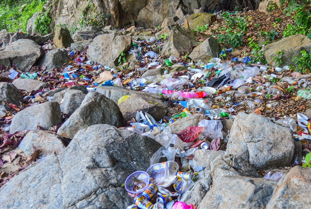 Địa điểm Hàm Lợn ngập rác thải sau dịp nghỉ lễ do các dân phượt để lại đã khiến CĐM đau lòng.