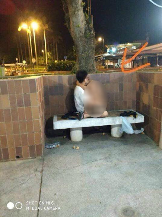 Trong những hình ảnh ghi lại, cô gái không mặc gì ngoài chiếc quần chíp mỏng tang, còn chàng trai thì chỉ tay vào người đi đường khi mọi người ngạc nhiên đứng nhìn cặp đôi diễn "cảnh nóng".