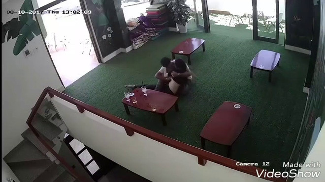 Một cảnh tượng trong quán cafe cũng từng khiến nhiều người đỏ mặt.