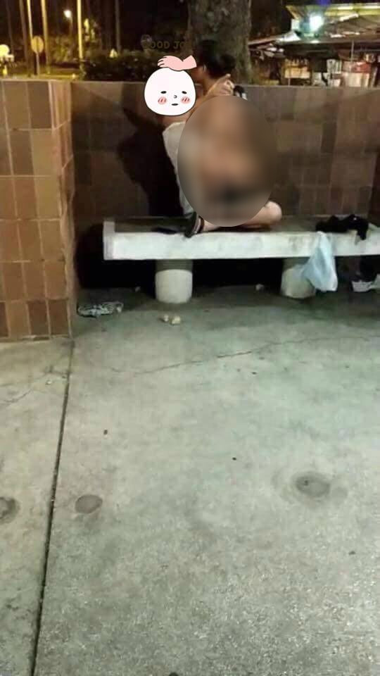 Một người dùng Facebook đã đăng lên group có hàng trăm nghìn thành viên 2 bức ảnh phản cảm trên, khiến cho cư dân mạng phẫn nộ vô cùng: "Trời ơi, thật không thể tin được"; "2 người này đứt hết dây thần kinh xấu hổ rồi"; "Thiếu tiền đi nhà nghỉ hay sao mà phải ôm ấp nhau giữa đường thế kia"; "Kinh khủng"; "Ghê quá".