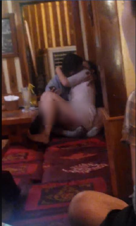 Trước đây, những sự việc nhạy cảm chốn công cộng như thế này vốn xảy ra rất ít, hy hữu mới có một trường hợp bị tung lên mạng để chỉ trích, như các đôi "dậy thì sớm" trong quán trà sữa, cặp đôi thân mật trong quán cafe làm rơi cả 'phụ tùng' ở lại khiến chủ quán giận tím mặt, rồi đôi uyên ương 'hành sự' trong phòng cafe phim để lại bao cao su đã qua sử dụng giấu trong gầm giường.