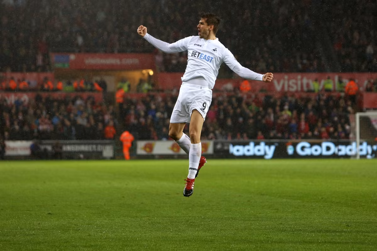 Chelsea, Man City tranh nhau cướp người của Swansea: Trang Daily Mail mới đây đưa tin, sau Chelsea tiếp tục tới Man City vào cuộc đua để có chân sút 30 tuổi của Swansea là Fernando Llorente. Nếu Chelsea cần Llorente để làm phương án dự phòng mỗi khi Diego Costa sa sút, thì Man City cũng đang cần một người có thể thay thế cho Gabriel Jesus, nhất là khi Sergio Aguero nhiều khả năng sẽ ra đi vào cuối mùa. Ảnh: Daily Mail