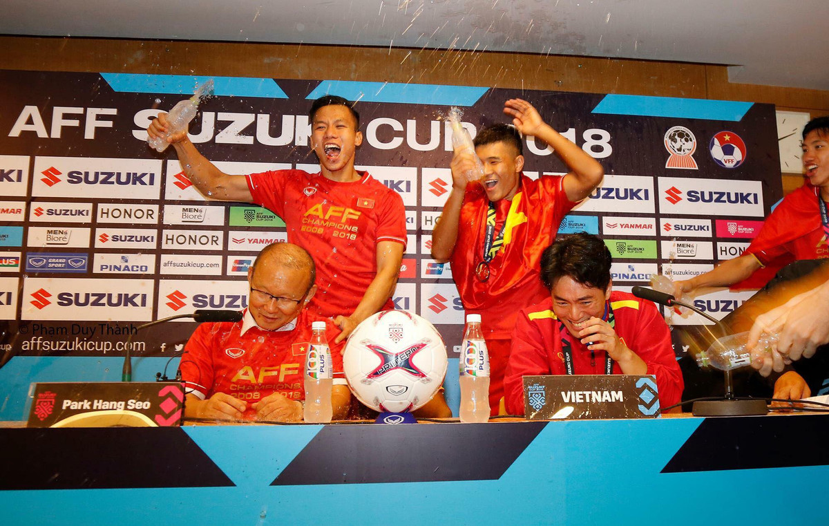 Viet Nam vo dich AFF Cup, HLV Park Hang-seo tro thanh nan nhan cua hoc tro