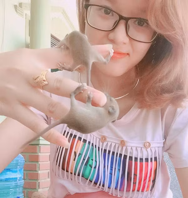 Kinh hai co gai Nghe An bat chuot dong lam thu cung