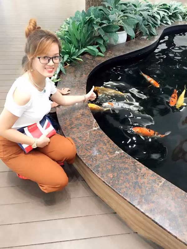 Lớn lên, dù ít chơi chuột nhưng mỗi lần có dịp, cô nàng lại vào gác bếp tìm chuột rồi bắt chúng đặt trên tay. Hoài Thu cũng cho biết, những người xung quanh không ai có ý kiến hay phản ánh gì về sở thích của cô. Ảnh trong bài: Facebook nhân vật.