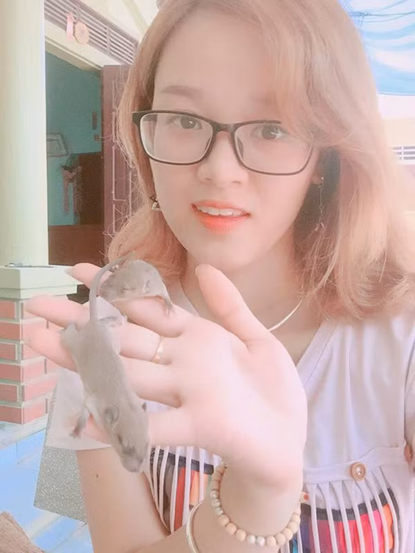 Ngay từ khi còn bé, Thu Hoài đã thích mò mẫm vào xó bếp, lục lọi tìm ổ chuột rồi bắt những chú chuột con đặt trên tay, mân mê chúng, vuốt ve chúng mà không sợ hãi gì cả.