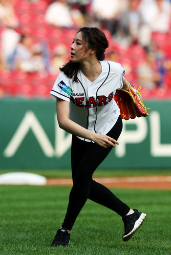 Bên cạnh thể dục nghệ thuật, bowling, Shin Soo-Ji còn có năng khiếu chơi bóng chày.