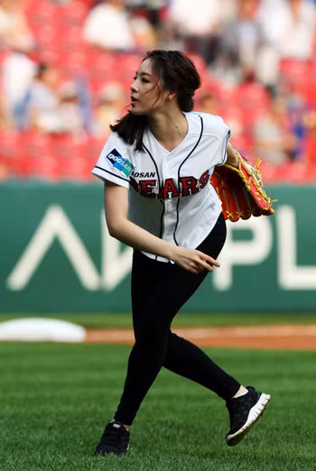 Bên cạnh thể dục nghệ thuật, bowling, Shin Soo-Ji còn có năng khiếu chơi bóng chày.