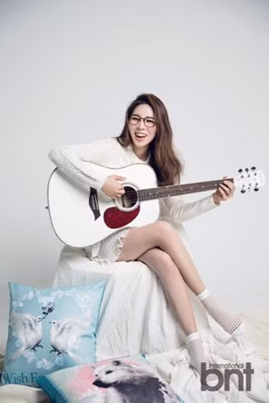 Shin Soo-Ji còn có tài lẻ là chơi đàn guitar.