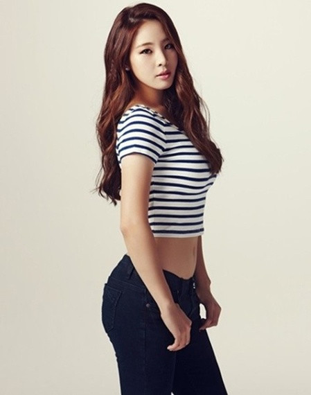 Với thân hình cân đối và khuôn mặt ưa nhìn, Shin Soo-Ji khiến rất nhiều người không thể rời mắt khi cô xuất hiện.