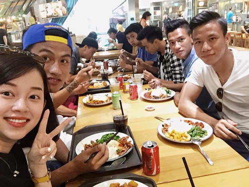 Và đi ăn cùng nhau hết sức vui vẻ.