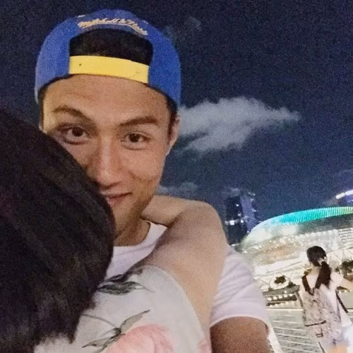 Chuyện tình của Hồng Quân đã râm ran trong cộng đồng mạng khá lâu. Tuy nhiên phải đến đầu tháng 6/2015, Khánh Ly và Hồng Quân mới chính thức công khai và làm rất nhiều người ngỡ ngàng..