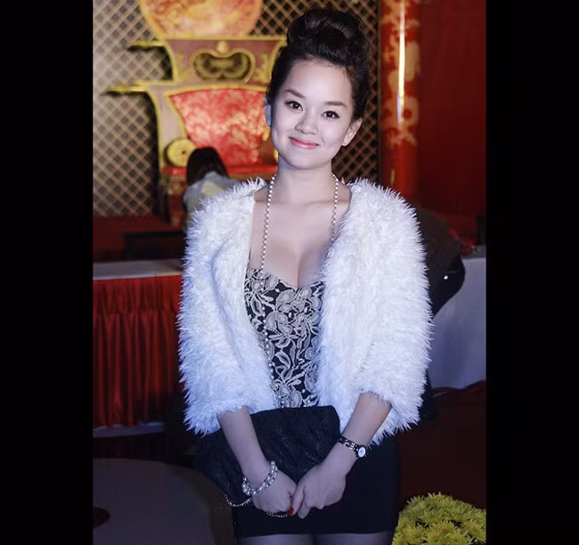 Dương Bảo Ly (nickname Facebook Khánh Ly) sinh năm 1990 tại Hà Nội. Cô không phải là gương mặt xa lạ với những khán giả thế hệ 8X và 9X đời đầu.