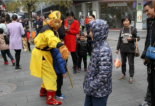 Tôn Ngộ Không thỉnh kinh tại con phố trung tâm.