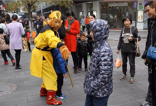 Tôn Ngộ Không thỉnh kinh tại con phố trung tâm.