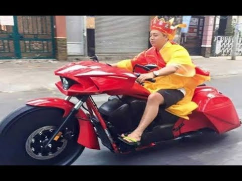 Còn Đường Tăng không đi Bạch Mã mà thay vào đó là chiếc xe phân khối lớn cực ngầu.