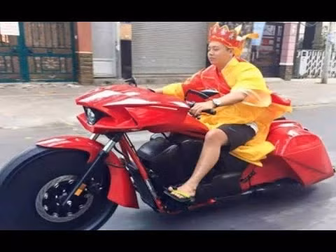 Còn Đường Tăng không đi Bạch Mã mà thay vào đó là chiếc xe phân khối lớn cực ngầu.