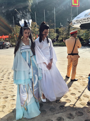 Trên các fanpage trên MXH, không ít những bức ảnh được dân mạng đăng tải ghi lại hình ảnh những nhân vật cổ trang bất ngờ xuất hiện trên phố.