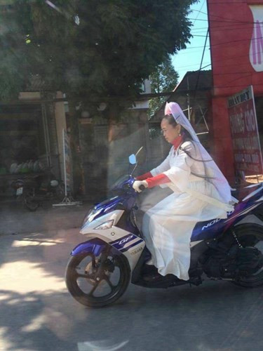 Bồ Tát cưỡi xe máy băng băng ngoài đường thay vì cưỡi mây.