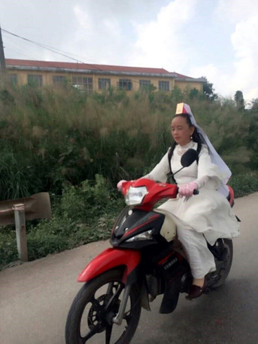 Từ Bồ Tát, Tôn Ngộ Không hay cả Dương Quá và Cô cô khi xuất hiện trên những chiếc xe máy đều khiến những người xung quanh phải giật mình.