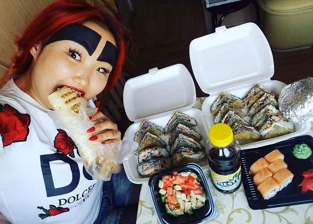 Không chỉ là các bức selfie trên mạng, ngay cả ngày thường hay khi đi chơi, Anzhelika cũng không ngần ngại mang cặp lông mày này ra đường.