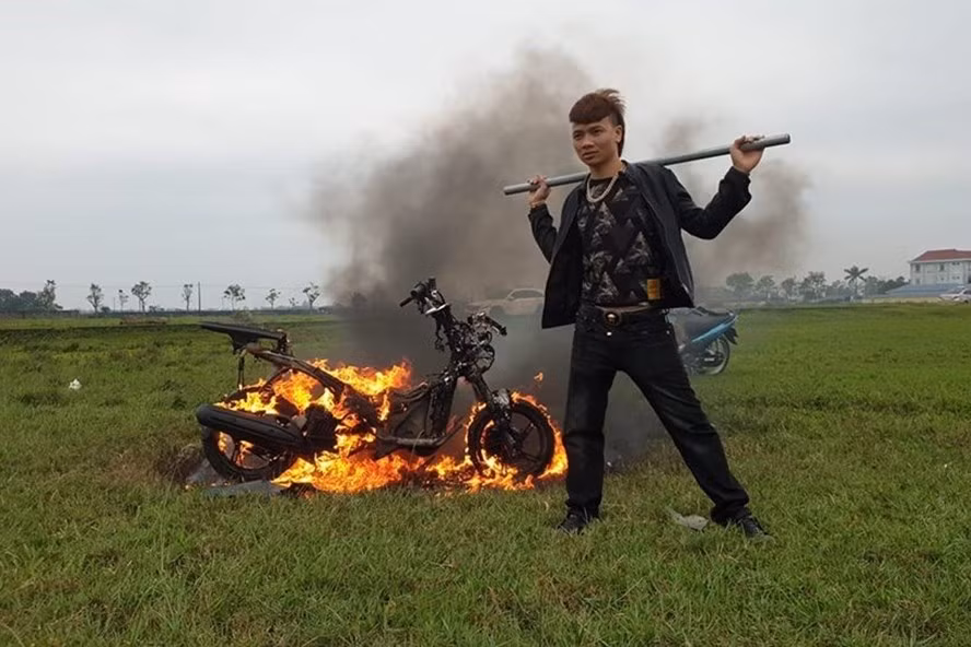 Là một gã giang hồ với nhiều tiền án, tiền sự nhưng Khá Bảnh (Ngô Bá Khá) lại rất được chú ý nhờ những clip livestream ngông cuồng của mình. Đỉnh điểm là đoạn clip câu like đốt xe máy có giá hơn 70 triệu đồng.