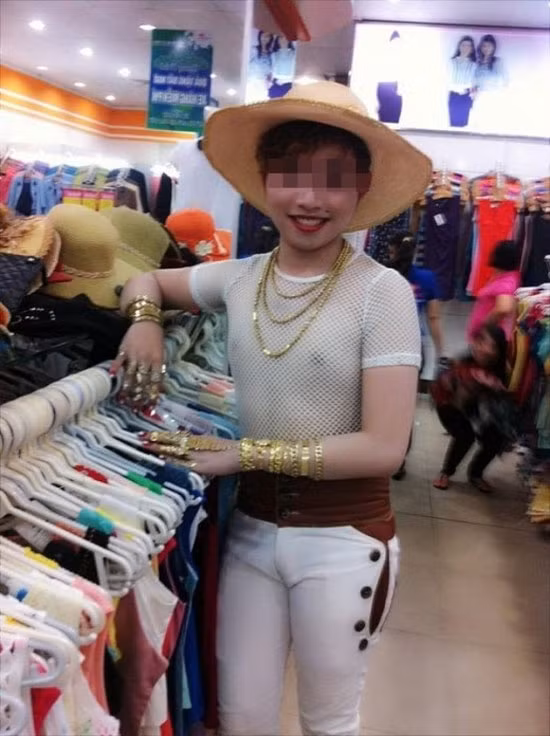 Theo hình thức câu like này, các nhân vật khoe đeo vàng đầy tay nhưng điều đáng chú ý nhất đó lại là những dòng trạng thái. Nhiều người để lại bài viết các dòng đại loại như: "Nhà chẳng có gì ngoài điều kiện" hay "tiền nhiều quá hà, chẳng biết phải làm gì để tiêu bớt".