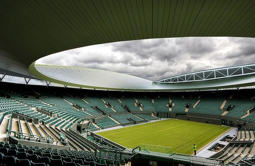 Sân trung tâm của Wimbledon là sân đấu có sức chứa lớn nhất tại giải đấu này. Sân trung tâm có sức chứa lên tới 15000 chỗ ngồi.