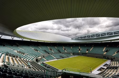 Sân trung tâm của Wimbledon là sân đấu có sức chứa lớn nhất tại giải đấu này. Sân trung tâm có sức chứa lên tới 15000 chỗ ngồi.