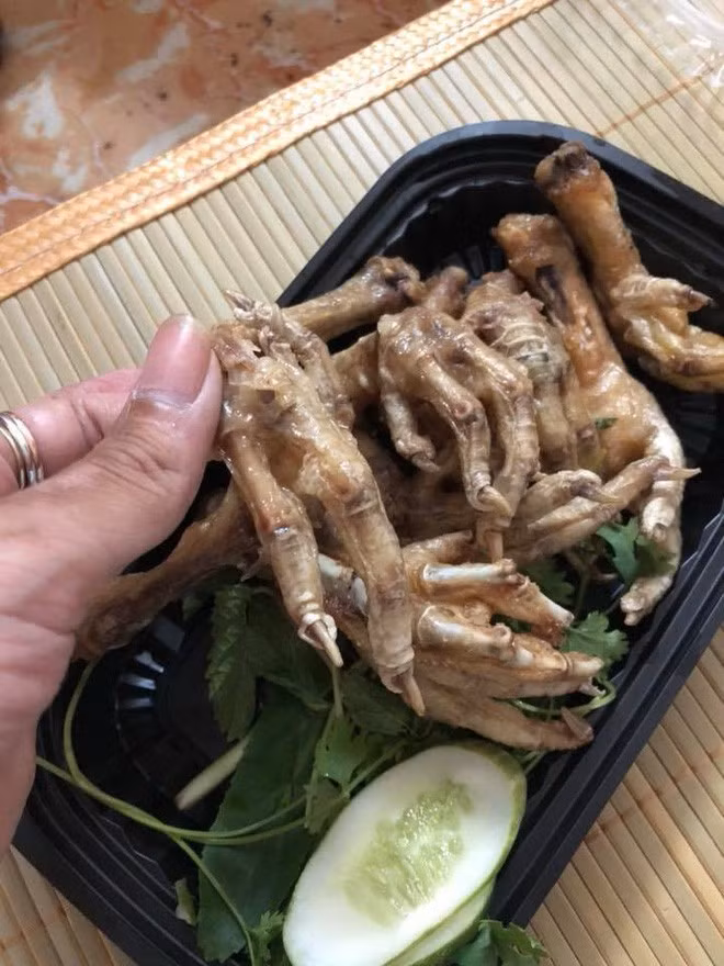 Nếu như bình thường mọi người sẽ phải xuýt xoa khi được ăn món chân gà béo múp míp và thấm đẫm gia vị thì bà mẹ trẻ trên lại nhận được món chân gà mua hàng online khô đét, đã vậy lại còn nguyên móng và phần da ở một số chỗ còn chưa được làm sạch.
